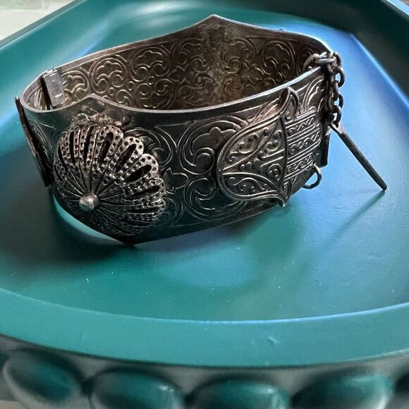 Vintage Egyptian Revival 1950s 1960s Silver Toned Cuff Bracelet Camel Hamsa - Picture 3 of 8